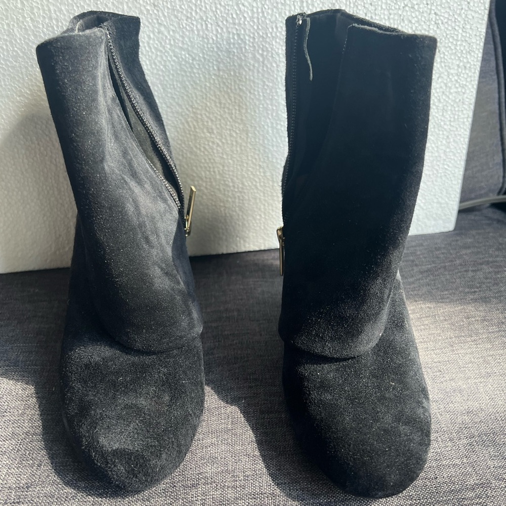 Jones New York - Dawson suede wedge ankle boots
Size 9
